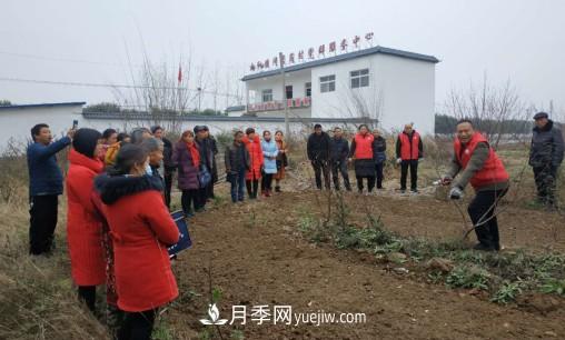 南陽(yáng)市林科院林學(xué)苗木服務(wù)團(tuán)赴社旗縣開展送科技下鄉(xiāng)系列活動(dòng)(圖1) 南陽(yáng)市林科院林學(xué)苗木服務(wù)團(tuán)赴社旗縣開展送科技下鄉(xiāng)系列活動(dòng)(圖1)